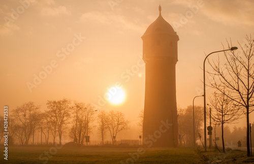 wieża mgła i słońce