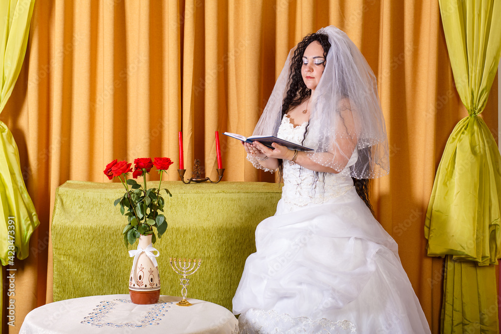 Do Jewish Brides Wear White? The Tradition Behind the Bride's Attire