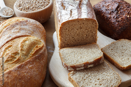 Different types of bread and wheat grains