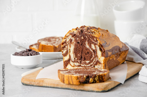 фотографія Loaf of marble pound cake on a board on a gray concrete background