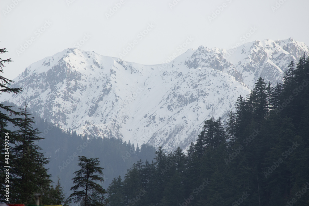 Obraz premium Snow Mountains in the Himalayan Range near Himachal Pradesh