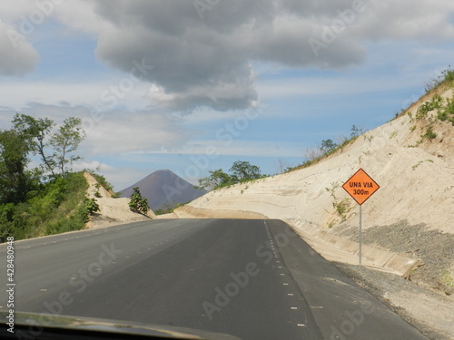 En route vers le Momotombo, Nicaragua photo