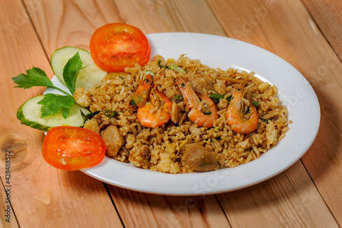 Nasi goreng terbuat dari nasi, udang, bakso dengan bumbu pedas, diolah dengan cara digoreng photo