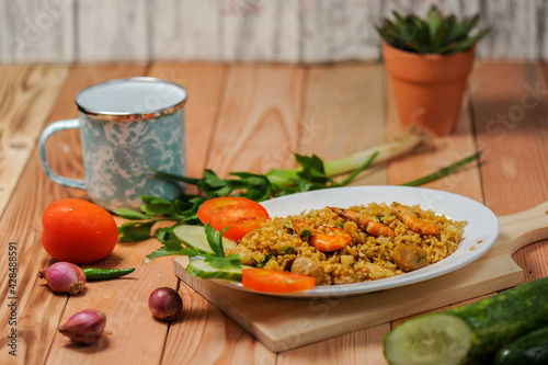 Nasi goreng terbuat dari nasi, udang, bakso dengan bumbu pedas, diolah dengan cara digoreng