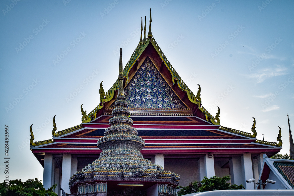 Naklejka premium バンコク市内を歩く