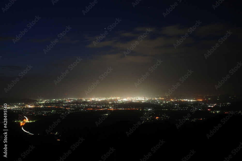 日本の岡山県浅口市の遥照山の夜景
