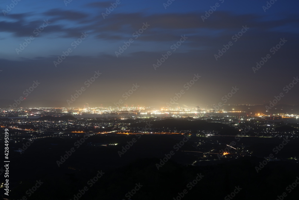 日本の岡山県浅口市の遥照山の夜景