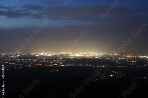 日本の岡山県浅口市の遥照山の夜景