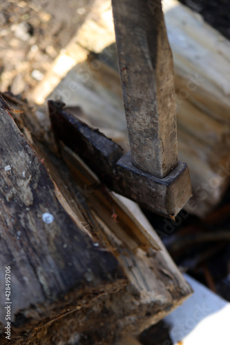 Fototapeta Naklejka Na Ścianę i Meble -  Siekiera rąbanie drewna