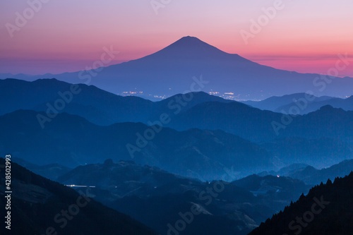 静岡市清水区吉原夜明けの富士山と茶畑
