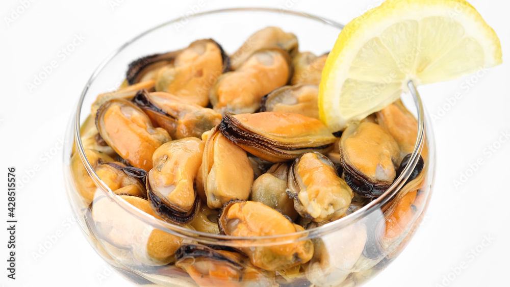 mussels with sliced lemon close up mussels with sliced lemon close up