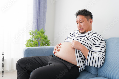 Fotografie 食べ過ぎで肥満体型の男性