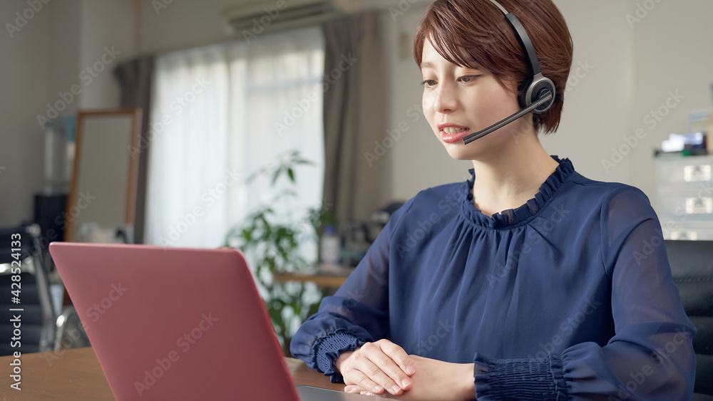 オンライン授業を受ける女性 ビデオ会議 テレワーク リモートワーク オンライン授業を受ける女性 ビデオ会議 テレワーク リモートワーク