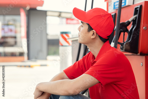 Slika na platnu quiet gas station no customers staff worker sitting idle work during the COVID-1