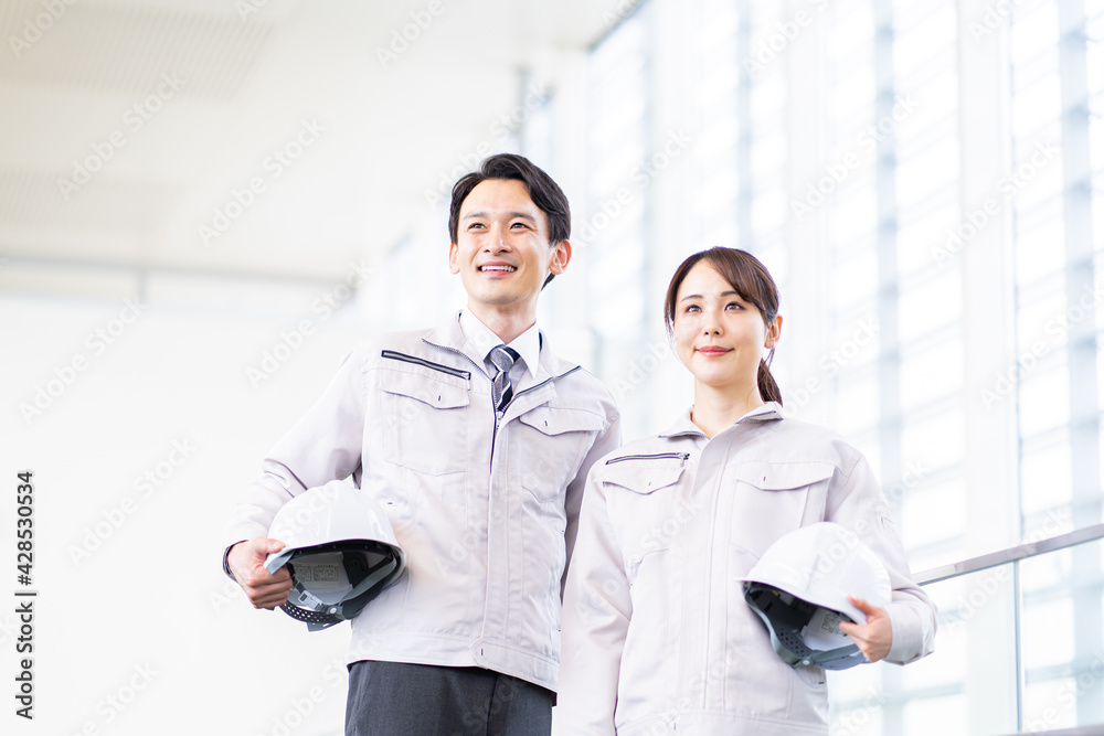作業着を着た日本人男女 ポートレート 作業着を着た日本人男女 ポートレート