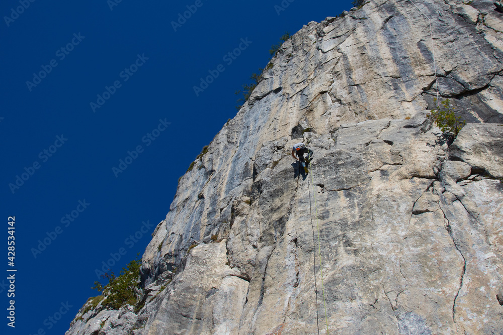 Bergsteiger beim Überprüfen der Festigkeit der Wand Bergsteiger beim Überprüfen der Festigkeit der Wand