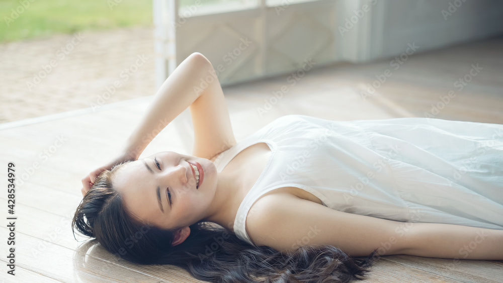 床に寝そべる女性 美容 ヘアケア 床に寝そべる女性 美容 ヘアケア