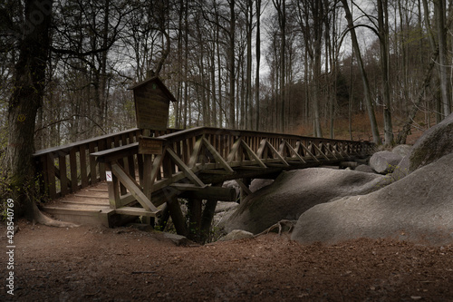 Wunderschöne Holzbrücke im Wald mit dramatische Look