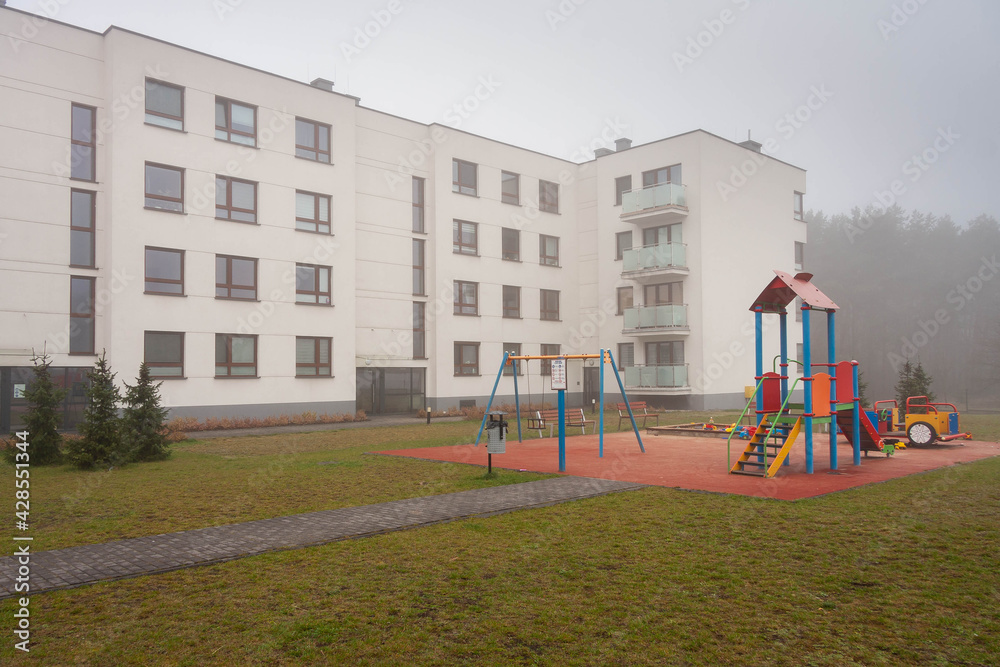 Osiedle mieszkaniowe i plac zabaw