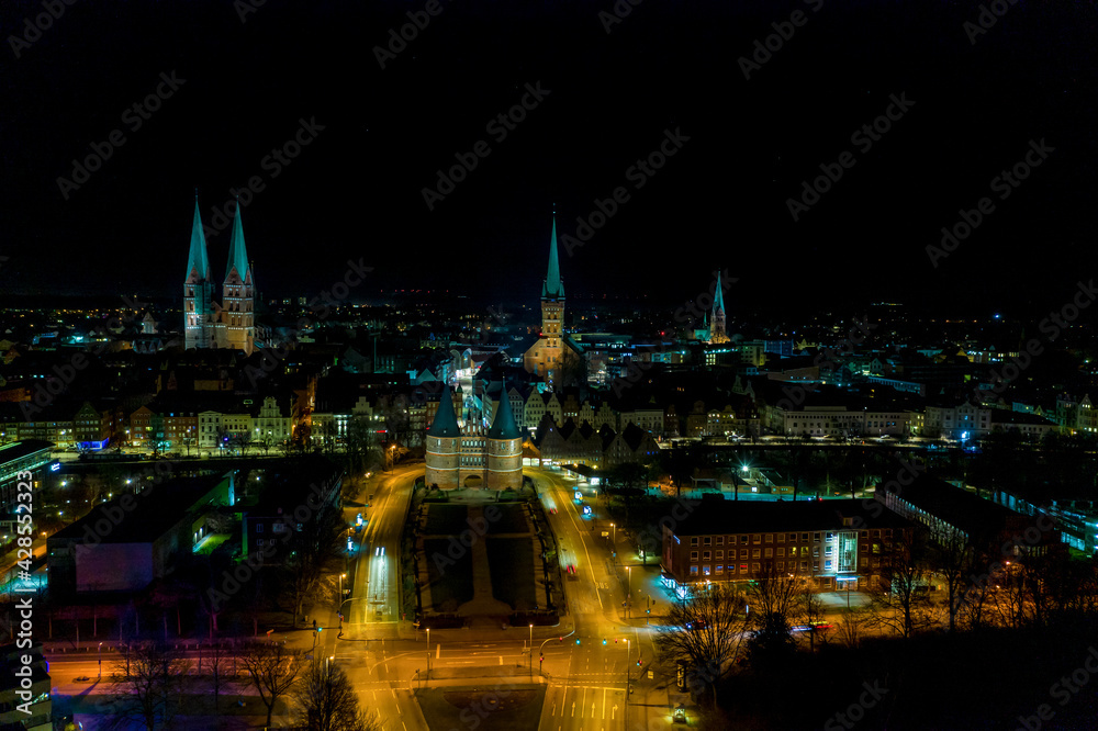 Nachtbild mit Silhouette Lübecks