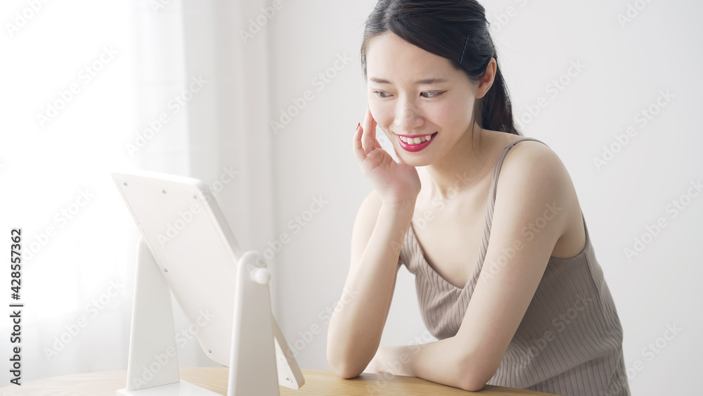 鏡を見る女性　美容イメージ