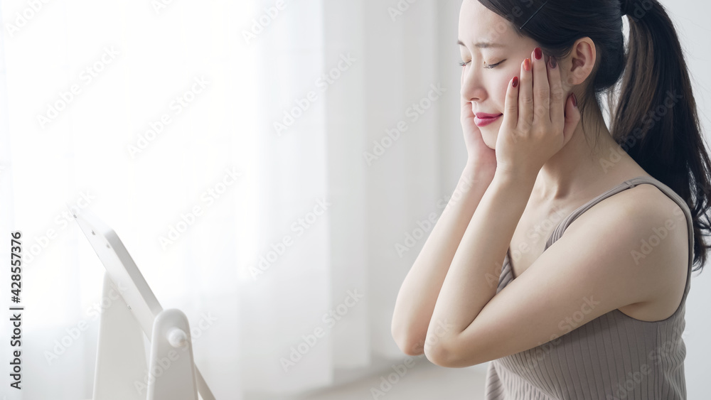 お肌をケアする女性 スキンケア お肌をケアする女性 スキンケア