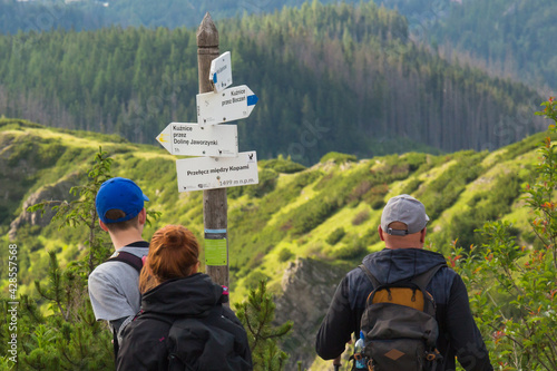 Obraz na płótnie people on the trail in the Tatra mountains w salonie