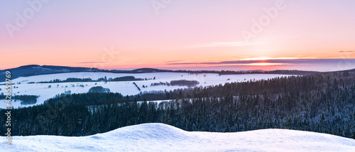 Fototapeta Naklejka Na Ścianę i Meble -  Panorama of the mountain range, view in winter from the lookout point in the Stolowe Mountains.