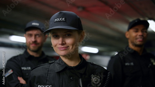 Canvas Print Smiling policewoman looking at camera