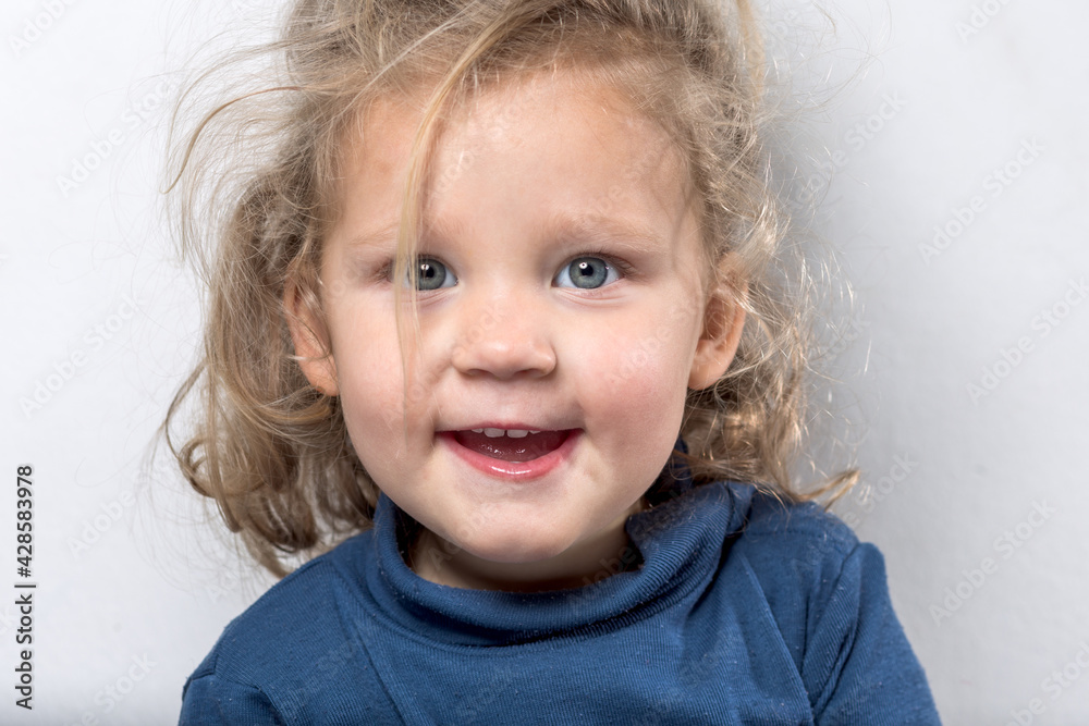 portrait petite fille charmante bouclé au yeux bleu portrait petite fille charmante bouclé au yeux bleu
