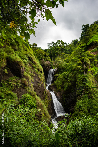 Obraz na płótnie waterfall in the mountains w salonie