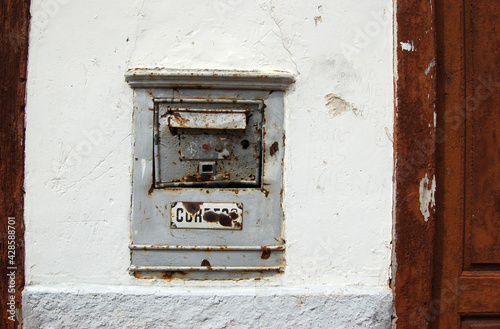 Alter Briefkasten - gesehen auf einer Rundfahrt über Vallehermoso, Agulo, Hermigua auf La Gomera, Kanarische Inseln, Spanien photo