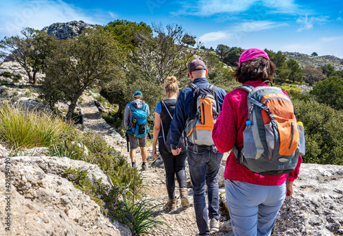 Schönes Mallorca: Wanderung einer Gruppe im Naturpark über Valldemossa auf dem historischen Reitweg des Erzherzogs Salvator auf den Caragoli photo