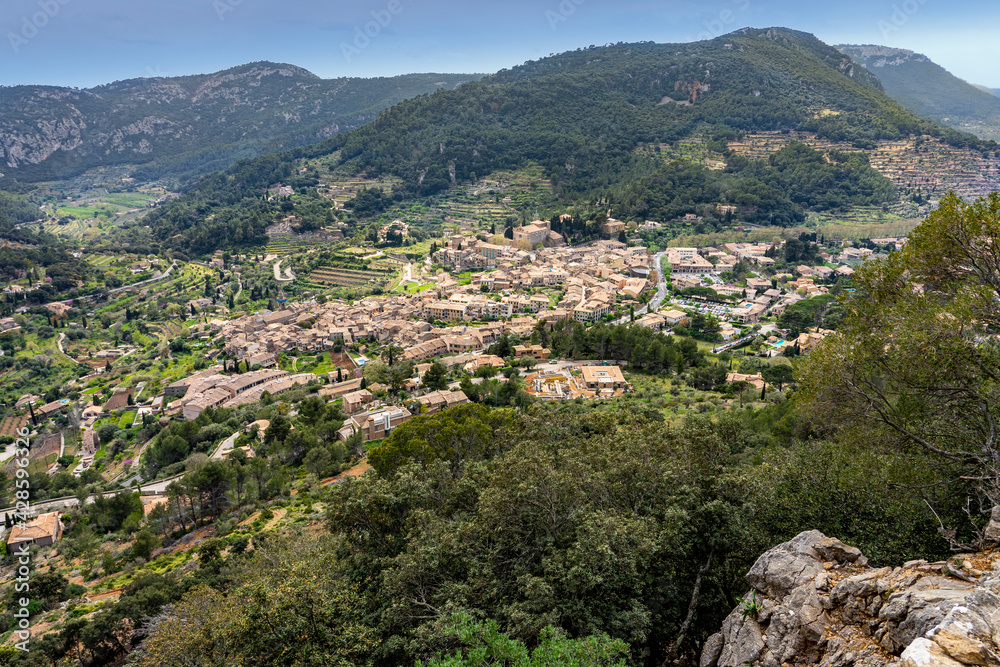 Schönes Mallorca: Wanderung im Naturpark über Valldemossa auf dem historischen Reitweg des Erzherzogs Salvator auf den Caragoli - Blick non obern herab auf Valldemossa