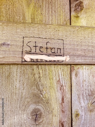 Verewigt mit Kaugummi mit Graffiti auf alter Holz Tür, Name Stefan  photo