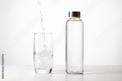 Wasserglas mit Wasserflasche und Sprudel photo
