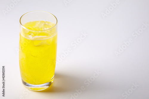 Fotografie Orangenlimonade im Glas mit Eiswürfeln und platz für Text