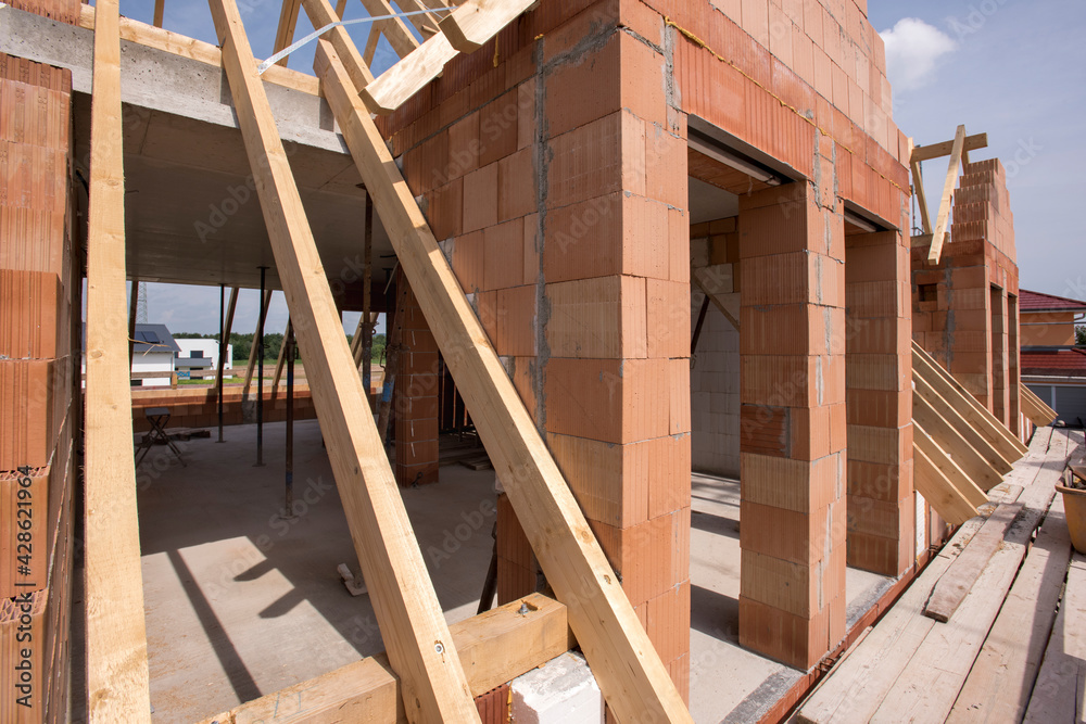 Dachstuhl im Rohbau mit Holzbalken Dachstuhl im Rohbau mit Holzbalken