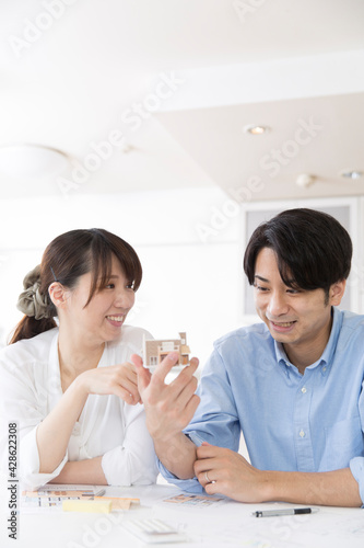 マイホーム購入を相談する日本人の若い夫婦