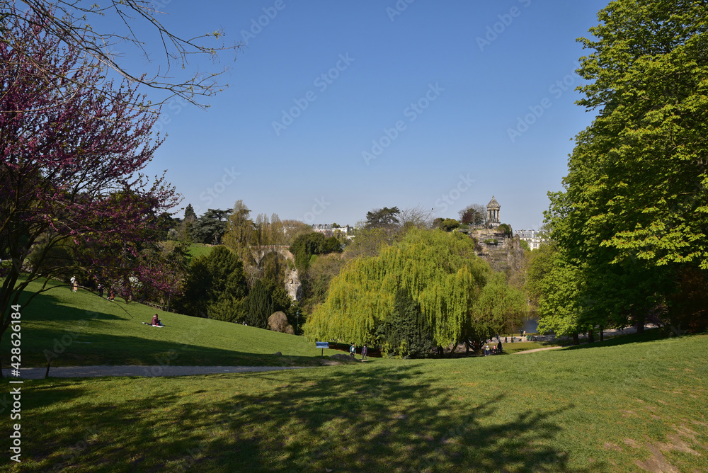 Pelouses du parc des Buttes-Chaumont à Paris, France