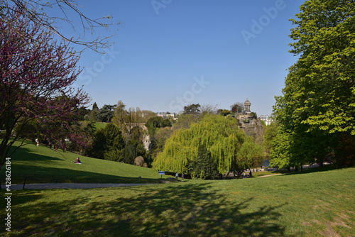 Pelouses du parc des Buttes-Chaumont à Paris, France photo