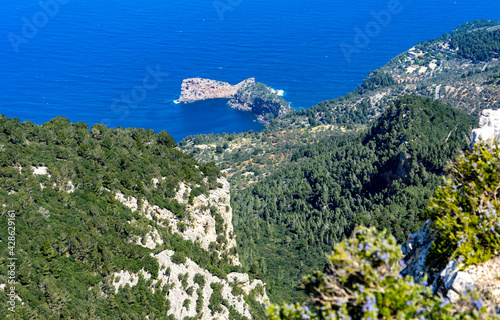 Schönes Mallorca: Wanderung im Naturpark über Valldemossa auf dem historischen Reitweg des Erzherzogs Salvator auf den Caragoli - unglaublicher Ausblick auf Sa Foradada und Miramar photo