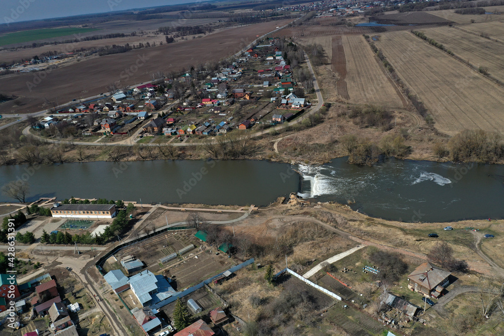 Obraz premium a panoramic view of the city center of the church and buildings of the ancient city of Zaraysk filmed from a drone