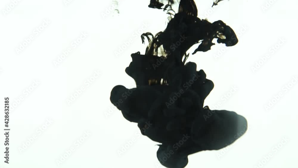 Encre noir qui se dilue dans l'eau