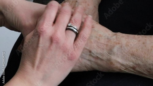 femme tenant les mains d'une grand-mère dans les siennes photo