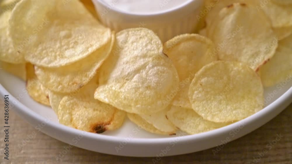 potato chips with sour cream dipping sauce potato chips with sour cream dipping sauce