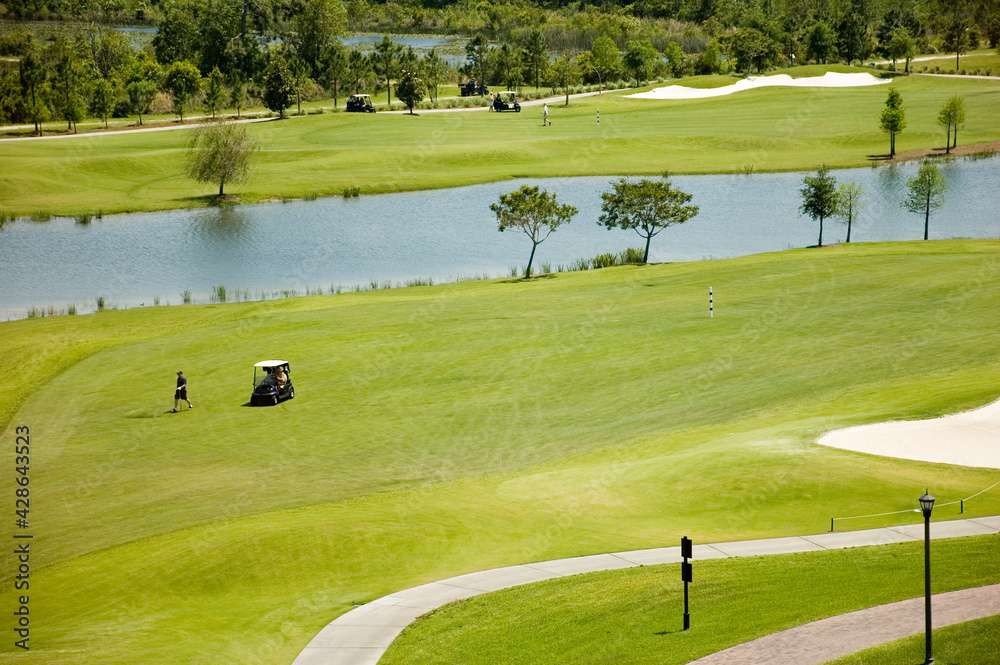 Obraz premium Golf Green with Traps and Carts