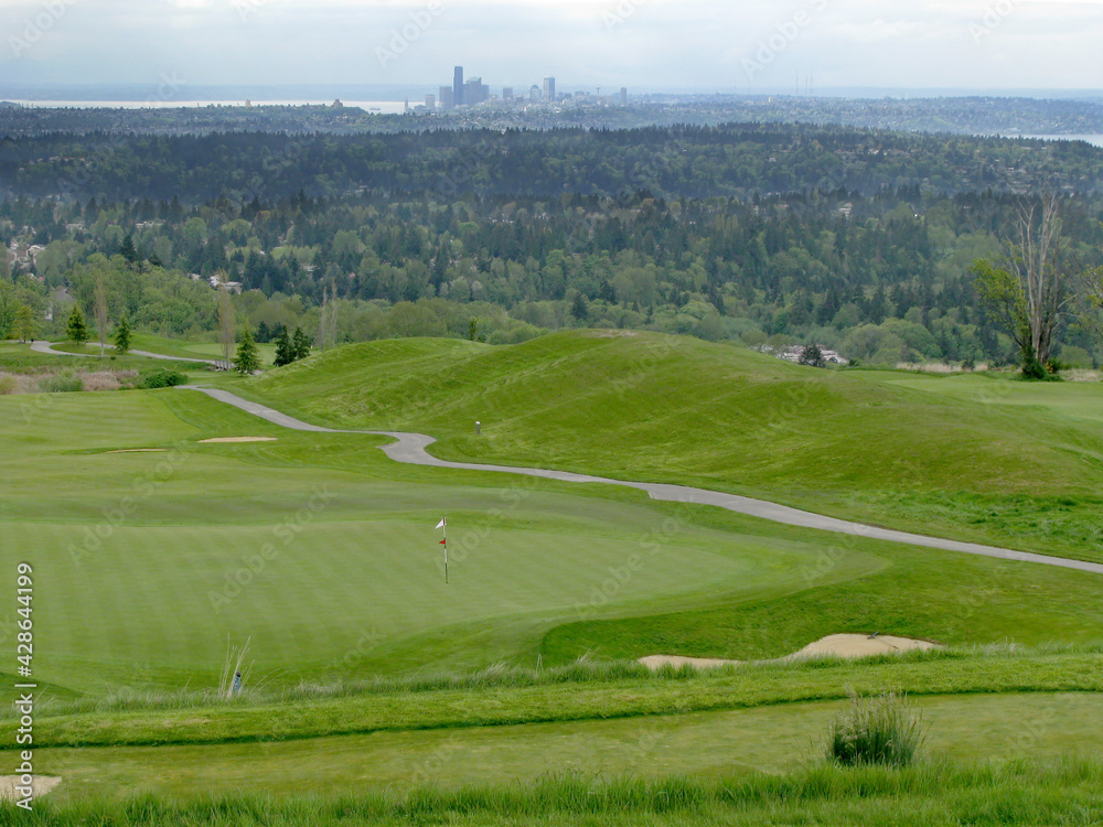 Obraz premium Golf Course with Seattle Skyline
