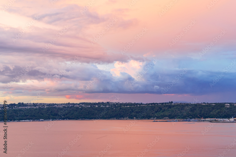 Obraz premium sunset over the lake