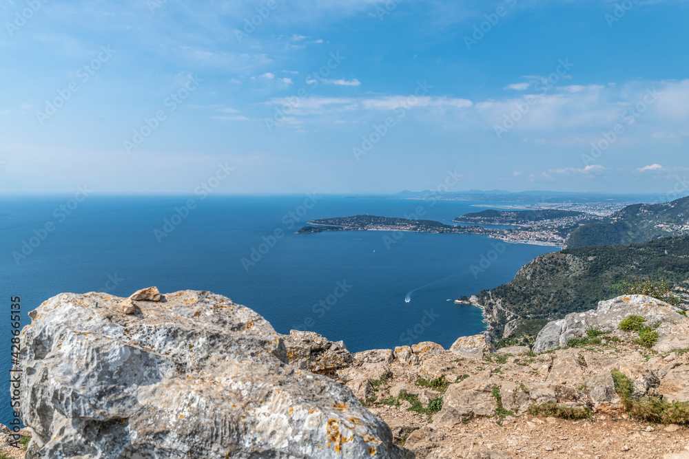 Panorama sur la mer et le Cap Ferrat depuis la montagne à la tête de chien à la Turbie sur la Côte d'Azur